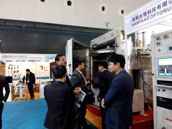 南陽(yáng)光馳鍍膜機(jī)震撼亮相2015上海國(guó)際眼鏡展